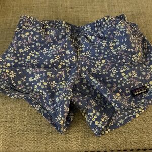 Patagonia Girls Baggies Shorts Multicolor Blue/Purple Floral Print Sz L.